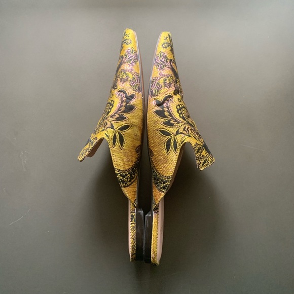 Beautiful Pointed Toe Slides - Picture 2 of 4